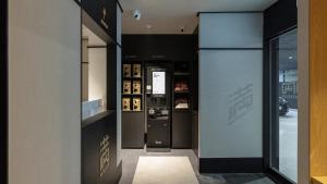 a store entrance with a vending machine in a building at Mitasuya Ryokan Hotel by Anook Pyeongtaek Station in P'yŏngt'aek