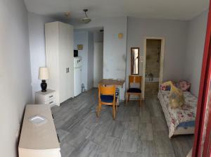 a room with a bed and a table and chairs at קו המים-סוויטה עם גקוזי במרפסת על הטיילת! in Netanya