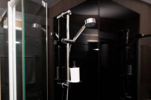 Un baño con ducha y cabezal de ducha en The Bunjil by Tiny Away, en Steels Creek 16 fotos más