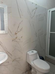 A bathroom at Hotel Harvest Retalhuleu