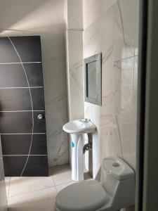 A bathroom at Hotel Harvest Retalhuleu