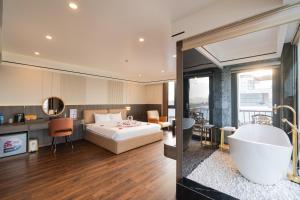 Ένα ή περισσότερα κρεβάτια σε δωμάτιο στο Khách sạn Phố cổ Hotel Ninh Bình