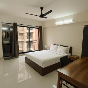 The Vintage Luxury Serviced Apartment في بيون: غرفة نوم بها سرير ومروحة سقف