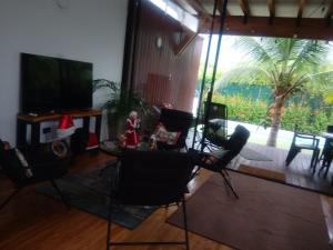 a living room with a television and a table and chairs at Habitacion en Villakite ,Salinas del Rey in Juan de Acosta