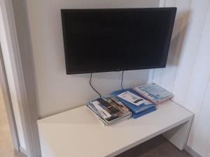 Μια τηλεόραση ή/και κέντρο ψυχαγωγίας στο Chalet 2 chambres au calme avec piscine chauffée - FR-1-783-15