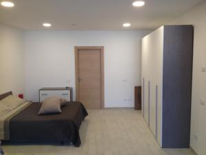 una camera con letto e porta scorrevole di Ortaccio relais & private SPA a Vasanello