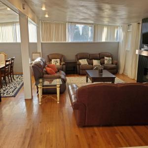 een woonkamer met leren banken en een tafel bij 7 bedroom 8 beds family house in Denver +62 foto's