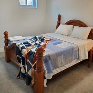 een bed met een quilt erop in een slaapkamer bij 7 bedroom 8 beds family house in Denver