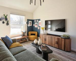 Μια τηλεόραση ή/και κέντρο ψυχαγωγίας στο Midcentury Couples Designer Loft - Casa Tuya