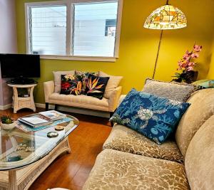 a living room with a couch and a coffee table at Hale Mapuana in Pahoa
