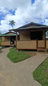 Το κτήριο όπου στεγάζεται  το οργανωμένο κάμπινγκ