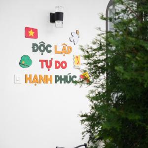 Bản ÀngThe Moon's House的建筑物侧面贴着贴纸的标志