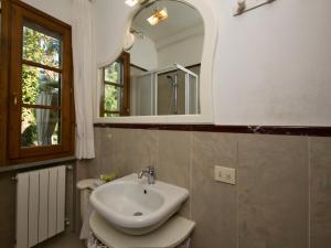 un baño con lavabo y espejo en Huge Holiday Home in Marina di Castagneto Carducci near Sea, en Donoratico 33 fotos más