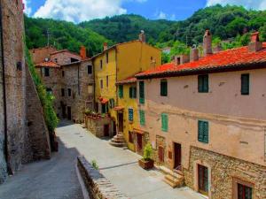 Un callejón en un casco antiguo con edificios. en Huge Holiday Home in Marina di Castagneto Carducci near Sea, en Donoratico