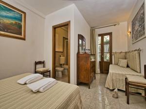 Una habitación de hotel con dos camas y un espejo. en Huge Holiday Home in Marina di Castagneto Carducci near Sea, en Donoratico