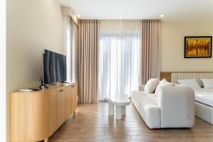 Bản ÀngThe Moon's House的客厅里有一张白色沙发和一台电视