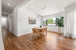 Una cocina y un comedor con mesa y sillas. en Keesing Villa 7, en Byron Bay 2 fotos más