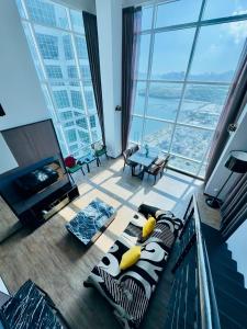 un soggiorno con vista su un edificio di High Floor 2BR Loft Seaview Maritime by Golden Hour 2006 a George Town