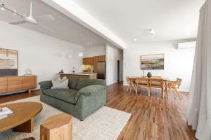 una sala de estar con un sofá y una mesa en Keesing Villa 7, en Byron Bay