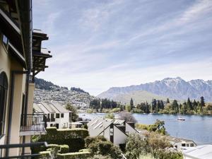 ein Blick auf einen See von einem Haus aus in der Unterkunft Hotel St Moritz, Queenstown - MGallery Collection in Queenstown