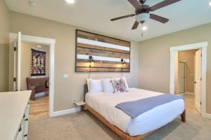 Un pat sau paturi într-o cameră la Creekside Hideaway - Wine Country by 3rd St