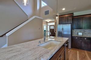 O bucătărie sau chicinetă la Creekside Hideaway - Wine Country by 3rd St