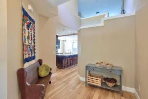 O zonă de relaxare la Creekside Hideaway - Wine Country by 3rd St