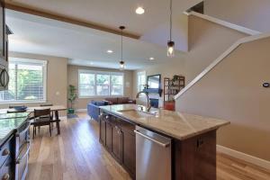 O bucătărie sau chicinetă la Creekside Hideaway - Wine Country by 3rd St +53 fotografii