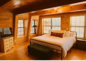 Ένα ή περισσότερα κρεβάτια σε δωμάτιο στο Show Low A-Frame Retreat - Sleeps 12, 3 bedrooms, 3 baths, Fenced yard, RV parking, Pet Friendly