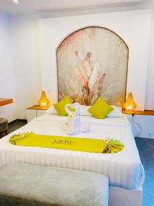 ein Hotelzimmer mit einem großen Bett mit einer gelben Decke in der Unterkunft Azure Suites in Dalung