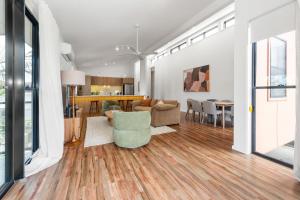 バイロンベイにあるKeesing Villa 8のソファとテーブルのあるリビングルーム