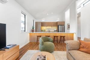 バイロンベイにあるKeesing Villa 8のソファとキッチンのあるリビングルーム