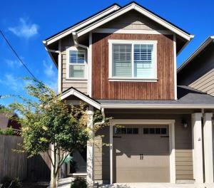 CarltonAdventure Awaits - Wine country oasis w Cozy deck的棕色房子