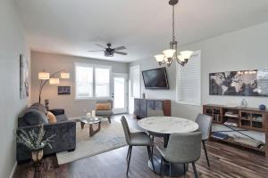 CarltonAdventure Awaits - Wine country oasis w Cozy deck的客厅里有一张沙发和一张桌子。