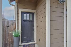 CarltonAdventure Awaits - Wine country oasis w Cozy deck的房子一侧的门