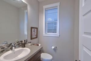 CarltonAdventure Awaits - Wine country oasis w Cozy deck的带水槽、马桶和窗户的浴室 更多37张照片
