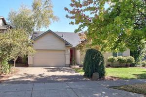 麦克明维尔Parview Place - Charming McMinnville Getaway的有车道和车库的房子