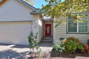 麦克明维尔Parview Place - Charming McMinnville Getaway的一间白色的房子,有红色的门和车道