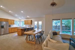 麦克明维尔Parview Place - Charming McMinnville Getaway的配有桌子和沙发的厨房和客厅 更多36张照片
