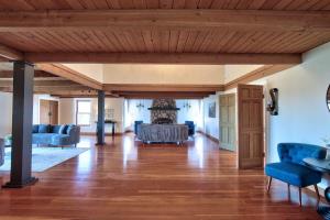 Χώρος καθιστικού στο Vintage Terrace - Church chic retreat Hot tub