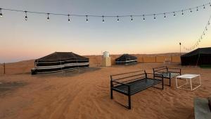 un grupo de tiendas en medio del desierto en Bidiya Dunes camp مخيم بدية ديونز, en Al Wāşil