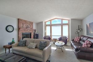 O zonă de relaxare la Mac Haven - Single level golf view wine escape +31 fotografii