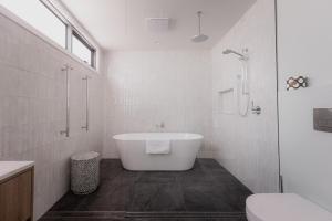 Ένα μπάνιο στο Harrington House - inner-city luxury apartment