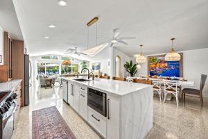 una cucina con ripiani bianchi e una sala da pranzo di Beach Palm Villa - 5533 a Siesta Key