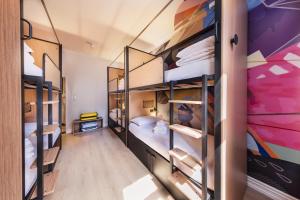 オークランドにあるJO&JOE Aucklandのホステル内の二段ベッド付きの部屋