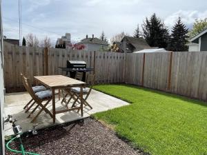 CarltonPinot Place - Tranquility in Wine Country的后院配有桌椅和围栏