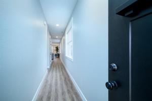 CarltonPinot Place - Tranquility in Wine Country的一条走廊，走廊尽头是一个房间，房间内有一条长长的走廊。