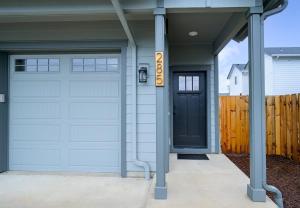 CarltonPinot Place - Tranquility in Wine Country的车库,房子上设有黑色的门