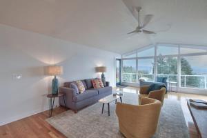 ein Wohnzimmer mit Sofa und Tisch in der Unterkunft Vino Vista - Mid-Century Stunning Views w Deck in Dundee + 59 Fotos