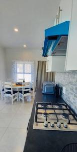 Η κουζίνα ή μικρή κουζίνα στο Cozy Cove St Helena